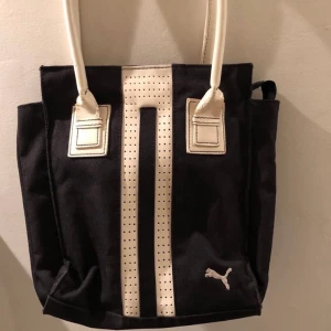 Puma väska - Väska från Puma, välanvänd, frakt 44kr🚚