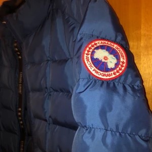 Canada goose jacka - Säljer en canada goose dunjacka som inte är använd, den är i nyskick, passar L och M, kan sänka priset vid snabb affär 