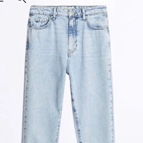 Jeansen är bra skick. Strl 36 (ca S/M). Från Gina Tricot. Köpta i januari. Ord pris: 500kr. Det är inget fel på byxorna säljer bara för att dom inte är riktigt min stil. . Jeans & Byxor.