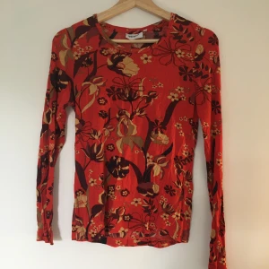 Långärmad mönstrad tröja storlek small - Långärmad mönstrad tröja i gott skick dock lite noppor. Från weekday. 