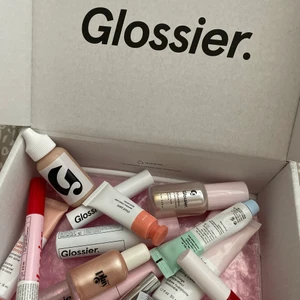 Glossier 10% - Använd min kod på glossier för 10% rabatt på era köp! Gå in via länken så läggs den till automatiskt, vill bara tipsa då jag absolut älskar deras produkter 😄 https://re.glossier.com/73855f6a