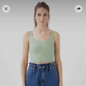  - Gulligt linne! Står storlek M men den är väldigt liten så skulle säga att den sitter som xs-s