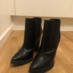Boots från NAKD - Svarta boots med klack och spetsig tå från NAKD. Sparsamt använda, storlek 37. Hämtas i Malmö/Lund annars tillkommer frakt. 