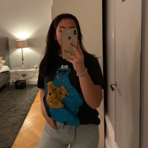 Cool T-shirt  - Svart t shorts med Cookie monster tryck på. Använd ett par fåtal gånger!