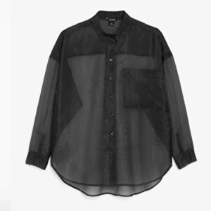 Monki organza shirt  - Så fin organza shorta, helt ny med lappar kvar så aldrig använd. Denna förtjänar att få följa med på roliga äventyr. Snygg som lager eller bara som den är.