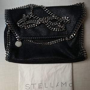 Jag säljer min svarta Stella McCartney väska perfekt till sommaren! Väskan har används 2 gånger och är i bra skick. Den är helt äkta och kommer i original påsen. Nypris: 875$ mitt pris: 4500kr men kan gå lite under om någon är intresserad.💕