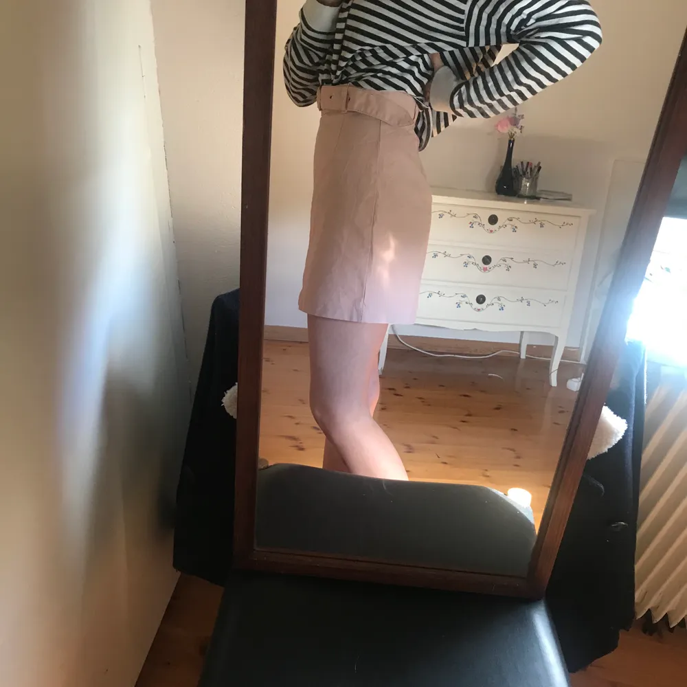 Söt rosa kjol från hm som är andvänd 2 gånger. Rätt stretchig och väldig bekväm . Kjolar.
