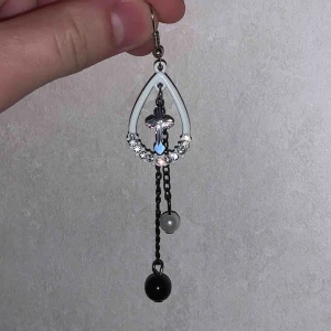  - Helt oanvända örhängen!! Självklart är det två stycken, det var bara svårt att ta bild när jag höll i båda