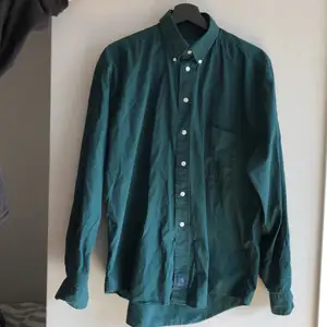 Mörkgrön semi-oversized skjorta (lite bredare axlar än normal fit). Från OneWay.