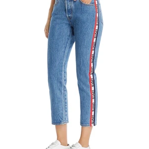 För små för mig tyvärr, superfina! - Levi’s jeans som inte är använda, superfina men tyvärr försmå. Ett par nyköpta kostar 1100kr, men eftersom de inte används säljer jag för 150 och uppåt, buda ❤️ mötes helst upp i Stockholm!