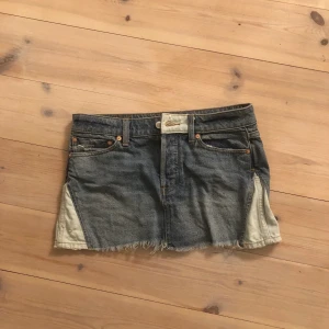 FREE PEOPLE jeanskjol  - Jeanskjol från free people. Inköpspris 700. Mitt pris 300. Stl 24 💕 (Frakt tillkommer)