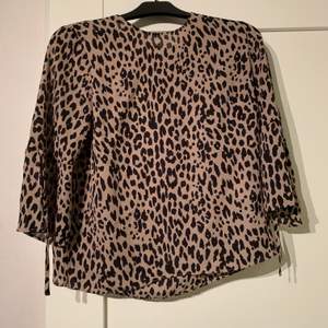 Super fin blus med leopard print ifrån Gina tricot! Jättesnygg tillsammans med vita eller svarta jeans!!  Storlek 38! Köparen står för frakten 