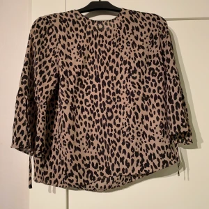 Tröja ifrån Gina tricot - Super fin blus med leopard print ifrån Gina tricot! Jättesnygg tillsammans med vita eller svarta jeans!!  Storlek 38! Köparen står för frakten 