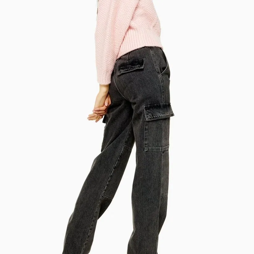 Svarta cargo style jeans fr top shop 💕 aldrig använda, 500kr inkl frakt. Jeans & Byxor.
