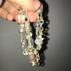 Armband 2-pack - Två stycken superfina armband i nyskick. Varierande stenar i olika mönster, silver och ljusrosa💖