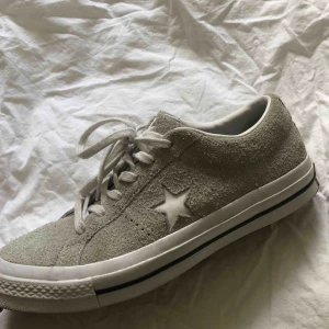  - Säljer dessa converse one star i storlek 39 men passar mig med 40 så stora i storleken. I bra skick förutom lite små repor på det vita på skon. Tvättas av mig innan köp. Frakten är inräknad i priset🦋
