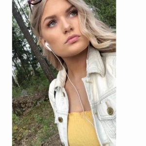  - Ljusblå jeansjacka från ginatricot, köpare står för frakten!☺️