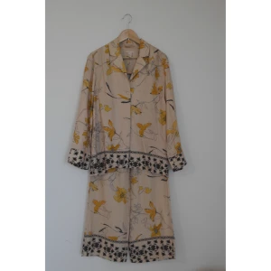 Blommig kostym - Kostym från HM trend i lyxigt tyg. Byxor stl 36, blus stl 34. Använd ett fåtal gånger