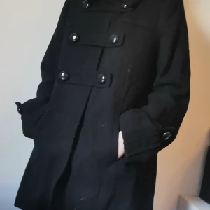 H&m kappa stl 34 - Söt vid kappa från h&m. Sparsamt använd och i fint skick. Storlek 34 (jag skulle säga lite stor i storleken så xs-s)