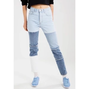 Elsa Hosk x Bikbok jeans! - Flerfärgade jeans från Elsa Hosks kollektion med bikbok. Lite små för mig enligt min åsikt så kommer ej till användning. Det är storlek S men jag brukar ha XS i vanliga fall. Så enligt mig en XS. 150kr + frakt :)