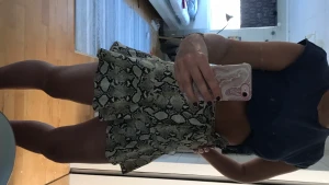 Ormmönstrad kjol S - Säljer min älsklingskjol från zara då den är för liten 💕 jättesnyggt ormmönster med små shorts i så man inte brhöver oroa sig för att den ska åka upp ❣️