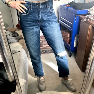 Jeans - Snygga jeans från Cheap Monday med hål i knät och lite ”slitning” vid anklarna. Fri frakt