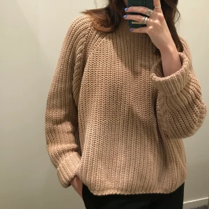 Carin Wester Tröja  - Mysig tröja från Carin Wester i strl M (jag på bilden är xs/s vanligtvis). Perfekt att slänga över en kjol eller klänning en sommarkväll! Använd två ggr och i jättefint skick, insåg att det inte riktigt var min färg😔 nypris 499kr 