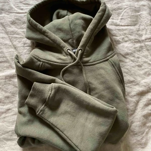  - En snygg Hoodie från Bik Bok, knappt använd. Eventuell frakt tillkommer 
