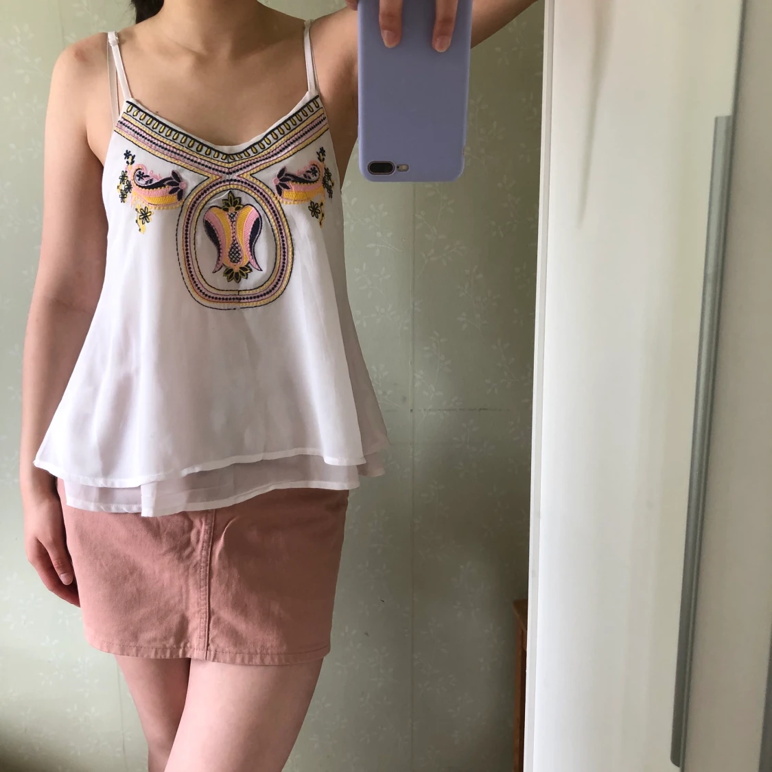 Linne med broderidetaljer  - 91