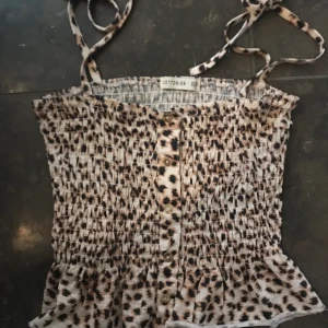 Snyggt leopard mönstrat linne💓 - Skit snyggt linne, Köpt i Australien. Ganska kort men sitter bra endå. Passar perfekt till sommaren 😍