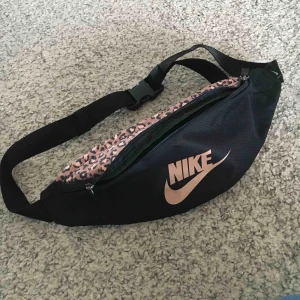  - Cool midjeväska från Nike, inköpt på JD sports i Spanien! Använd fåtalet gånger och som ny! Väldigt rymlig med flera mindre fack och justerbart band. Köparen står för frakten.
