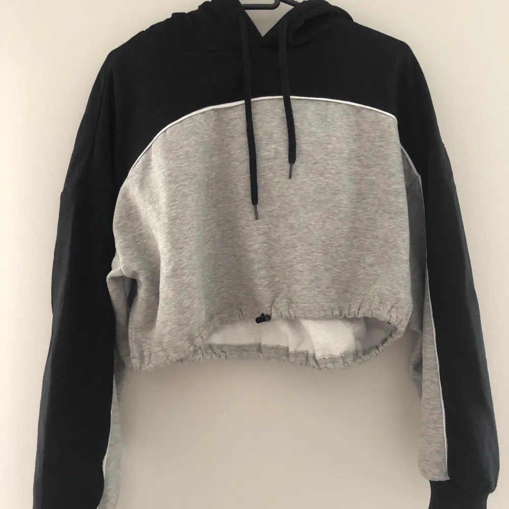 En croppad hoodie från H&M inte alls använd, man kan dra åt så att den blir tajtare vid magen!. Hoodies.