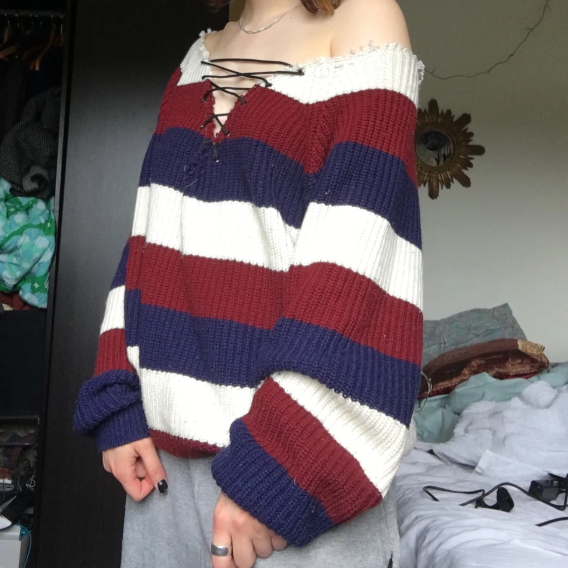 Stickad tröja med snörning