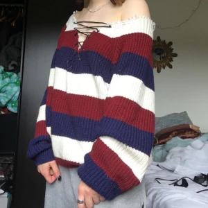 Stickad tröja med snörning - En mysig oversized stickad tröja från beyond retro. Frakt: 44 kr