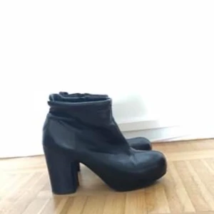 Svarta klackar i skinn från Bianco - Svarta skor med klack från Bianco. Äkta skinn. Använda ett fåtal gånger.