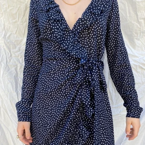 somrig och trendig klänning🦋 - Klänning med volanger, snörning i midjan. Frakt tillkommer💖