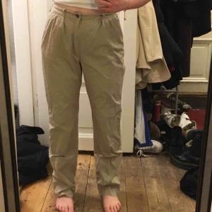 - Beiga byxor i trackpants-material. Okänt märke och storlek. Lite långa på mig som är 160cm.