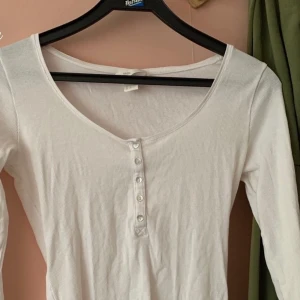 HM tröjor - Tre toppar I samma modell men i olika färger från HM. Alla har storlek M, men dom passar även dem som har XL, L och S pga strechig. Alla tre kostar 90kr tillsammans 💞