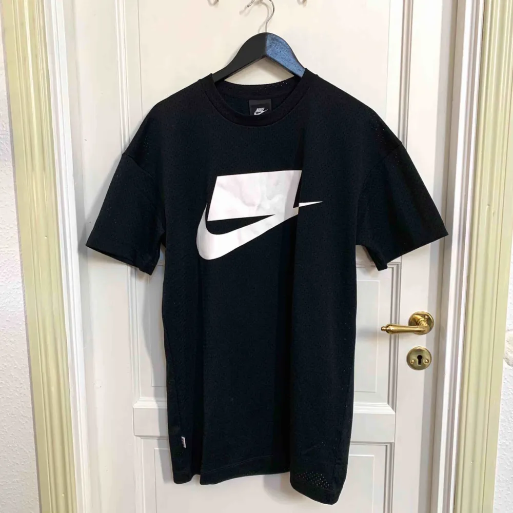 Ascool Nike tröja i sportmaterial. Herrstorlek, går till ovanför knäna på mig (164cm). Använd ca 3 gånger så i nyskick!. T-shirts.