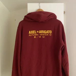 Axel Arigato hoodie - Super snygg hoodie från Axel Arigato, köpt för 1450kr. Superfint skick då den knappt är använd. Storlek L, men passar mig som vanligtvis har S, men vill att den ska sitta oversized! 
