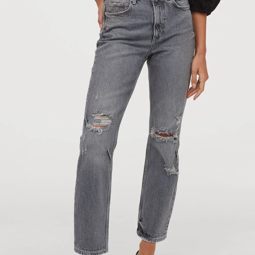 Jättesnygga mom jeans från H&M, har tyvärr blivit för små för mig! Storlek 34🤩 väldigt lite använda. Sista bilden är en bild på hur jeansen sitter på, inte exakt samma modell och en annan färg.. Jeans & Byxor.