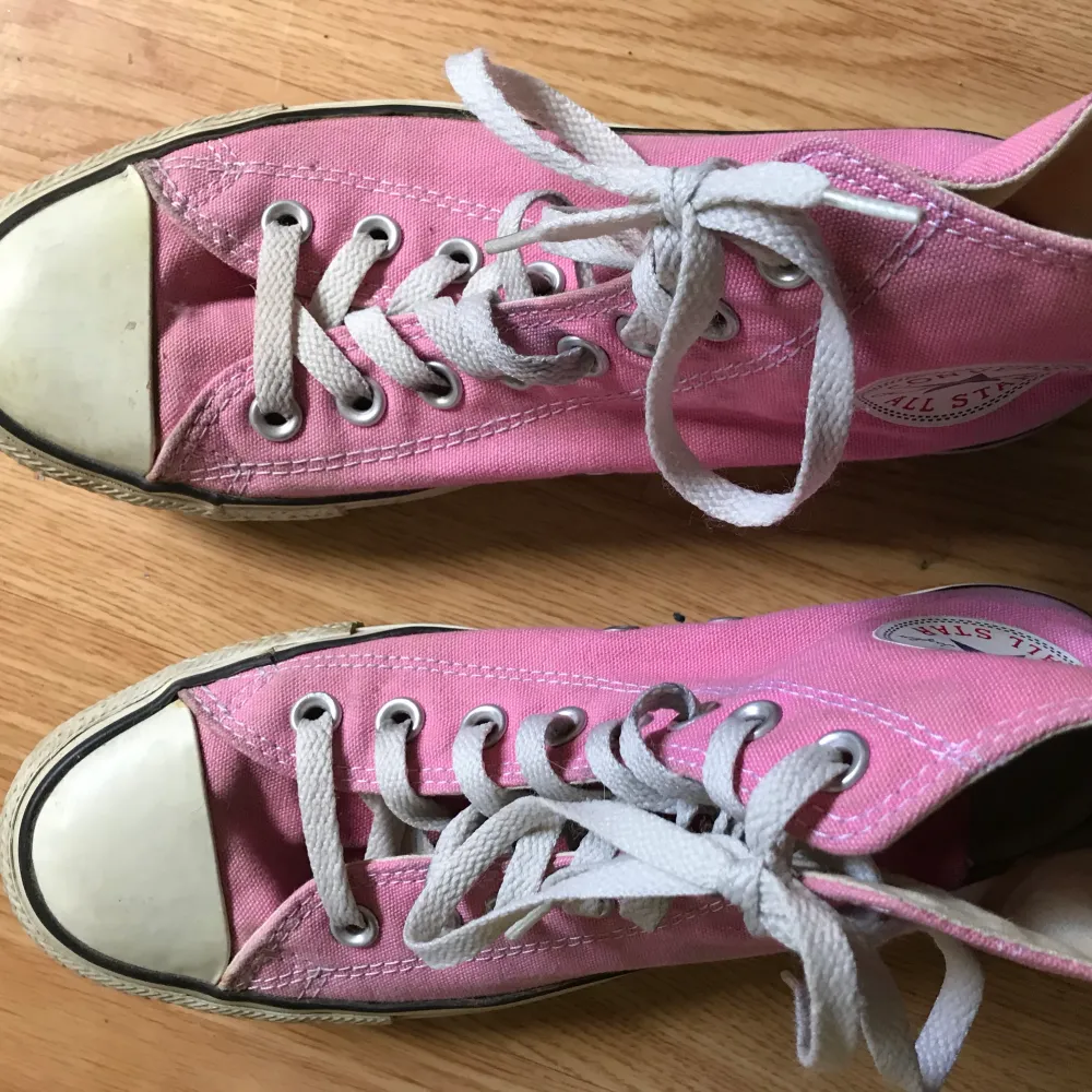 Rosa converse skor i strl 40!! Har fått dem begagnat men sedan aldrig använt dem! Hyfsat fint skick tycker jag 💗 köpare står för frakt!!. Skor.