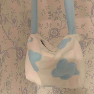 Cloudbag, sydd och designad själv🥰 Det finns flera så kontakta om du är seriös köpare! Denna är gjord i fleecetyg och har ett blått blixtlås, men varje väska är unik och tillverkad på återvunnen material.  Fler design kommer! 