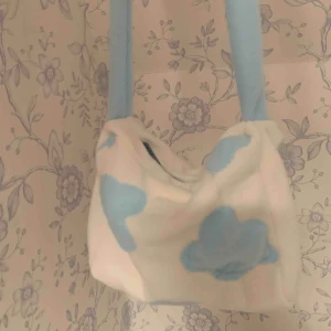  - Cloudbag, sydd och designad själv🥰 Det finns flera så kontakta om du är seriös köpare! Denna är gjord i fleecetyg och har ett blått blixtlås, men varje väska är unik och tillverkad på återvunnen material.  Fler design kommer! 