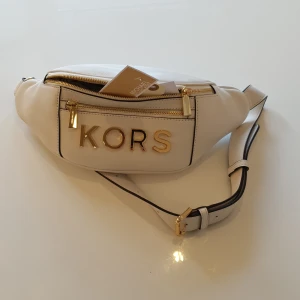 Michael Kors midjeväska - Superfin oanvänd Michael Kors midjeväska, säljs då jag insett att jag aldrig kommer använda den. Nypris 2100kr. Köpare står för frakt.