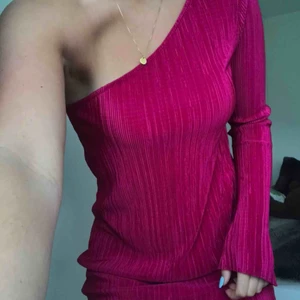  - Super fin one shoulder klänning 👗🌺