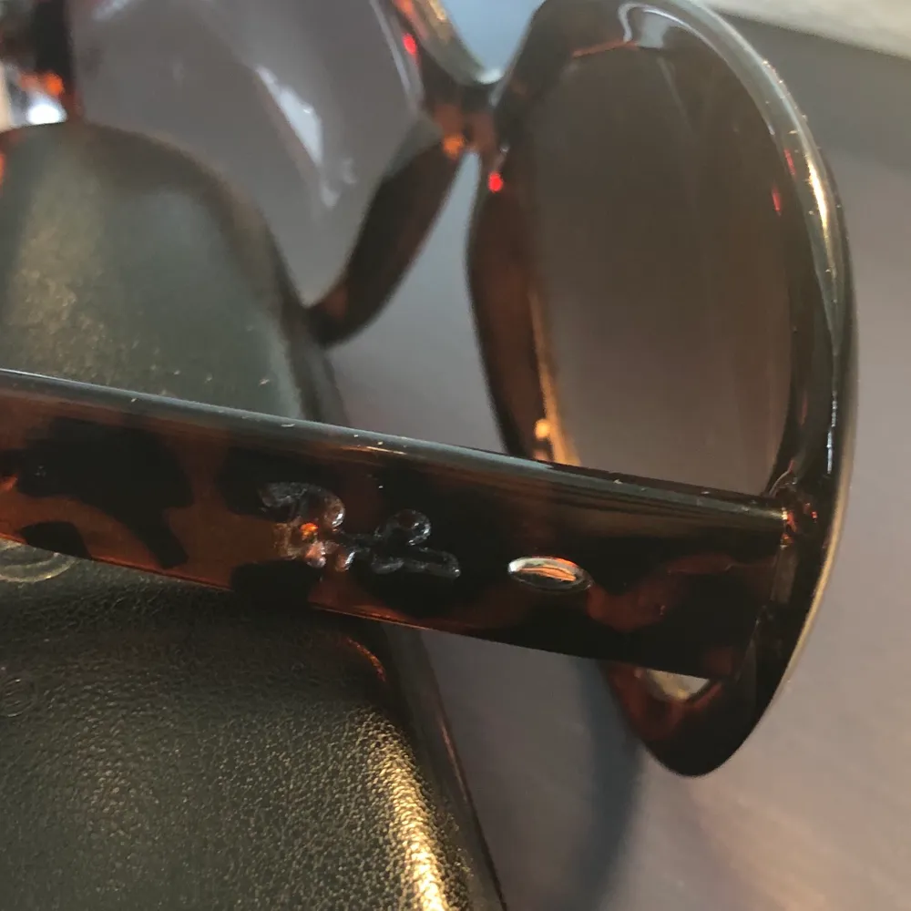 Solglasögon i märket RayBan med leopardprint! För er som gillar större solglasögon för en Hollywood look 😁 märket på ena sidan har ramlat av :(.  förpackning ingår ej. Pris kan diskuteras!. Accessoarer.