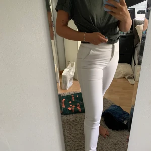 Vita kostymbyxor - Supersnygga vita kostymbyxor från zara. Använda 2-3 gånger. Storlek 38. 200kr + frakt. DM för fler bilder!