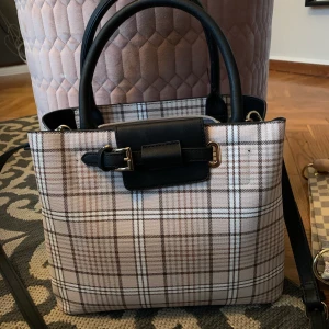 Väska - Toppen väska med små fack, och jättefin, kan bäras med handen eller över axeln. Lagom stor. Använd fåtal gånger 