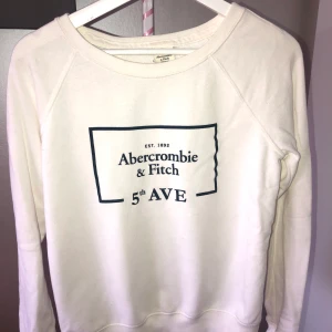 Collegetröja/sweatshirt A&F - Fin och mysig tröja från Abercrombie & Fitch, köpt i London, storlek S, nypris ca350kr.